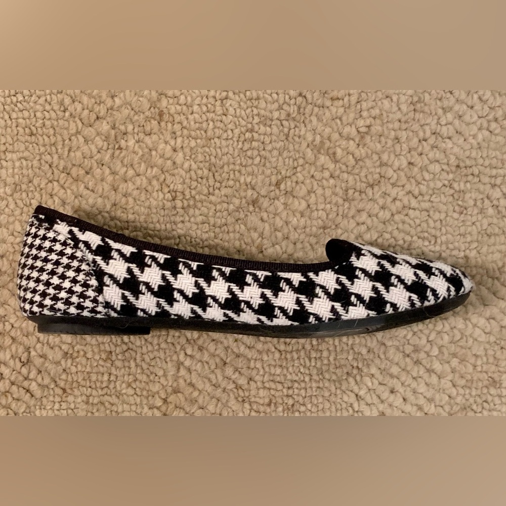 Black/white houndstooth flats for women.